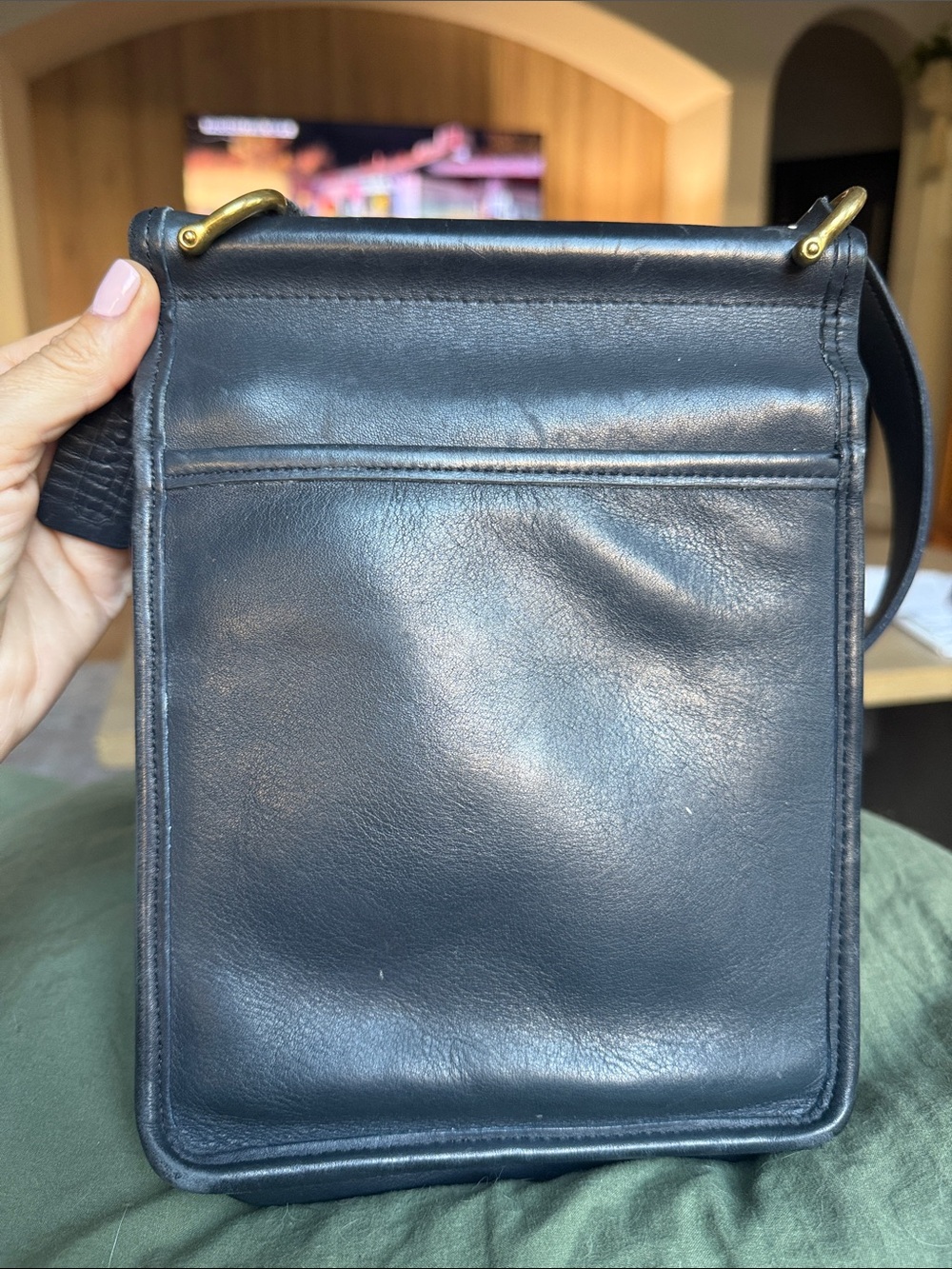 Vintage Coach Navy Blue Turnlock Crossbody Bag | USA Made Glove-Tanned Leather - Picture 3 of 3